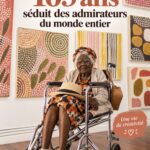 Artiste de 105 ans réalisant une œuvre inspirante dans son atelier lumineux