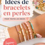Bracelets en perles colorés exposés sur une table.