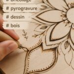 Une belle création en pyrogravure sur bois, illustrant des motifs floraux délicats.