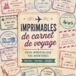 Un carnet de voyage coloré ouvert sur une table avec des photos et des imprimables créatifs.