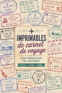 Un carnet de voyage coloré ouvert sur une table avec des photos et des imprimables créatifs.