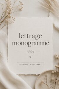 Une personne pratiquant le lettering avec des feutres colorés sur un carnet. Illustration du monde créatif du lettering.