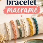 Bracelets colorés en macramé exposés sur une table en bois