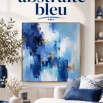 Peinture abstraite bleue lumineuse sur un mur blanc