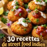 Recettes de street food indienne sur une table, prêtes à être dégustées.