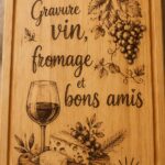 Plateau de fromages et bouteilles de vin personnalisé avec des motifs en woodburning