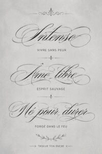 Tatouage cursif délicat sur l'avant-bras d'une femme, symbolisant une touche personnelle.