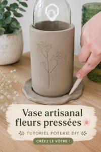 Vase en céramique décoré avec des fleurs pressées, présent dans une ambiance chaleureuse.