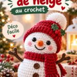 Un bonhomme de neige au crochet adorable avec écharpe et chapeau colorés.