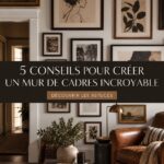 Un mur de galerie décoré avec des photos encadrées et des œuvres d'art colorées.