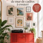Un mur de galerie décoré avec des œuvres d'art variées et des photos encadrées.