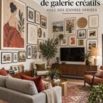 Mur de galerie mixte présentant des œuvres d'art variées dans un salon lumineux.