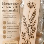 Marque-page en bois avec motifs floraux pyrograves, parfait pour les amateurs de lecture.