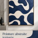 Peinture abstraite texturée en bleu sur un mur moderne
