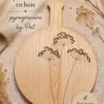 Planche de présentation en bois avec des motifs de pyrogravure